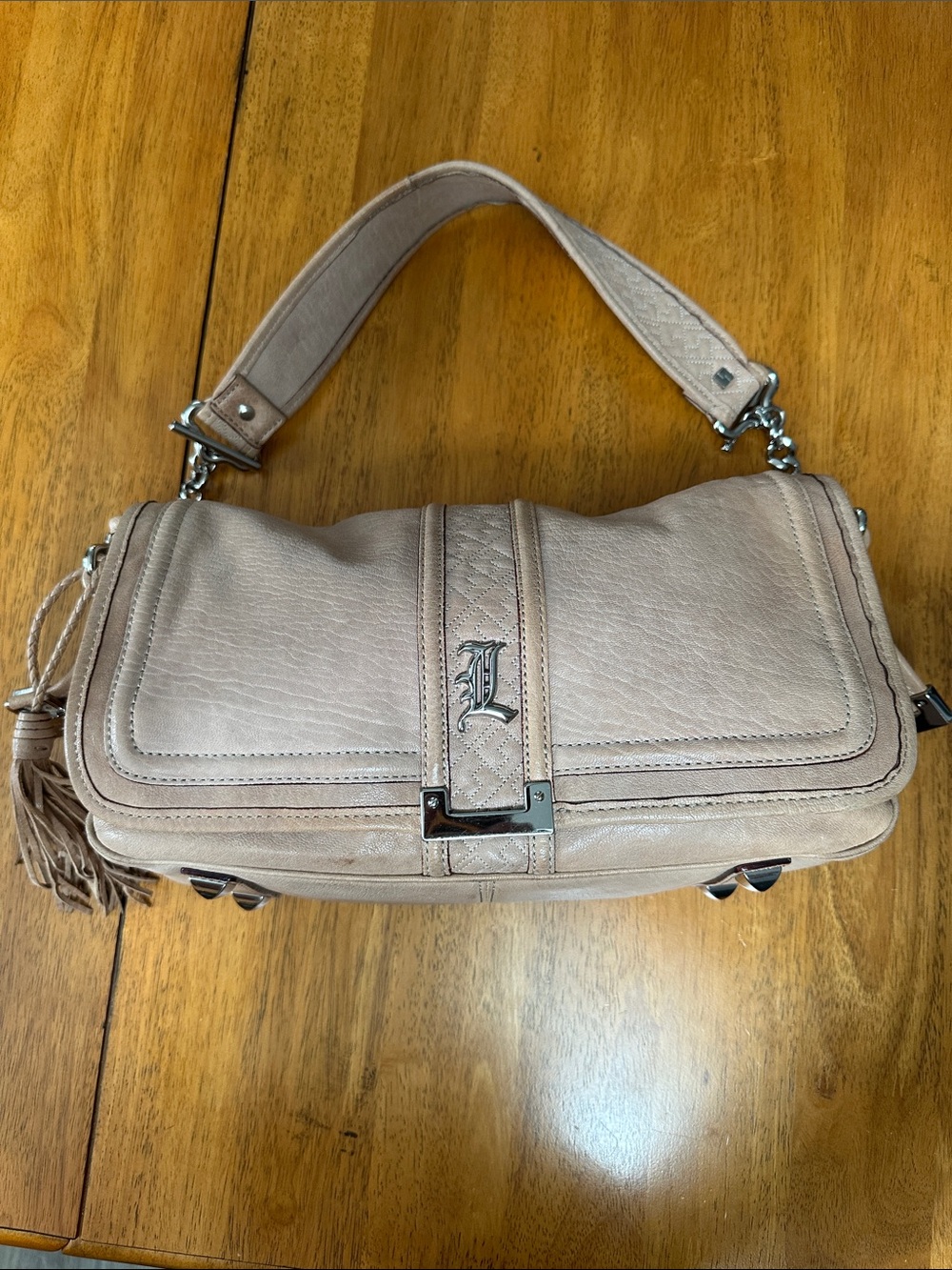 LAMB Gwen Stefani cream leather shoulder bag with silver hardware.
